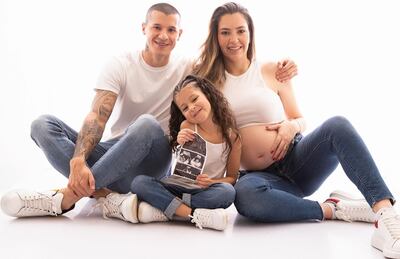 Alan Benítez, Camila Galeano y la dulce Nicole aguardan felices a Otávio.