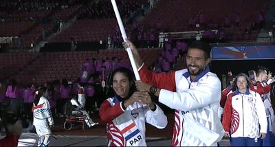 Pasada del Team Paraguay en el certamen inaugural de Santiago 2023, encabezada por los abanderados Agua Marina y Derlis Ayala.