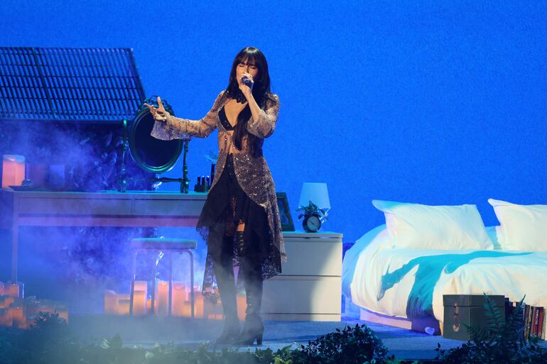 La cantante española Aitana se presenta en la ceremonia de los Latin Grammy.