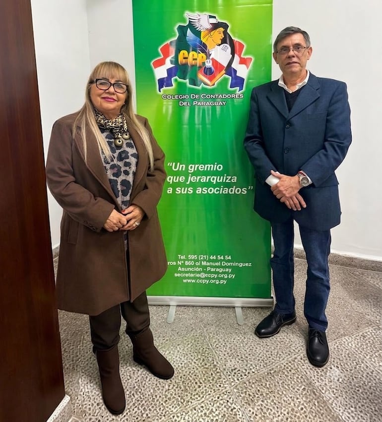 Alba Talavera, directora de Educación en el Colegio de Contadores del Paraguay y Javier Machaín, presidente del Colegio de Contadores del Paraguay.