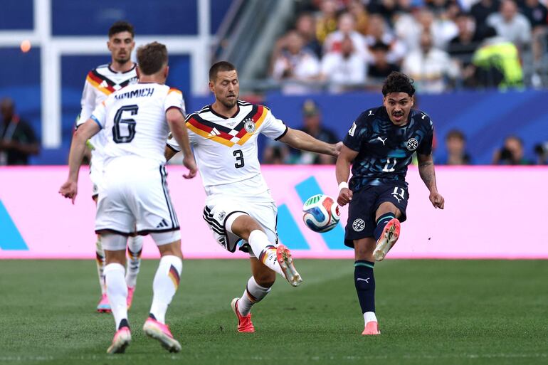 Mauricio de Paraguay pasa el balón ante Waldemar Anton de Alemania durante el partido de los dieciseisavos de final de la Copa Mundial de la FIFA 2026 entre Alemania y Paraguay en el Boston Stadium, en Foxborough, Massachusetts.