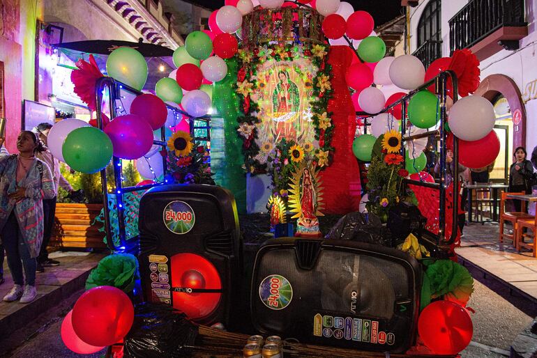 Grupo de payasos participan en una peregrinación a la Virgen de Guadalupe, en Chiapas (México). Archivo.
