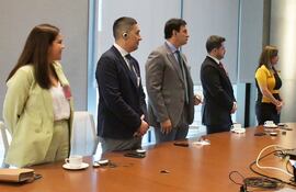 Parlamentarios de varios partidos escuchan al embajador de EE.UU., Marc Ostfield (d).