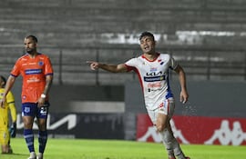 El delantero de Nacional, Hugo Iván Valdez celebra el primero de los dos goles que marcó, en el triunfo frente al Sportivo 2 de Mayo, ante el lamento de Alberto Espínola.