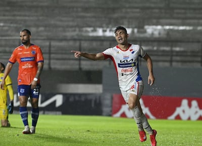 El delantero de Nacional, Hugo Iván Valdez celebra el primero de los dos goles que marcó, en el triunfo frente al Sportivo 2 de Mayo, ante el lamento de Alberto Espínola.