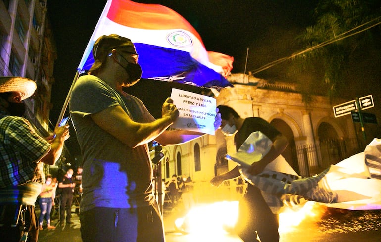 Gremios, organizaciones y víctimas de la dictadura exigieron ayer liberar a los jóvenes activistas.