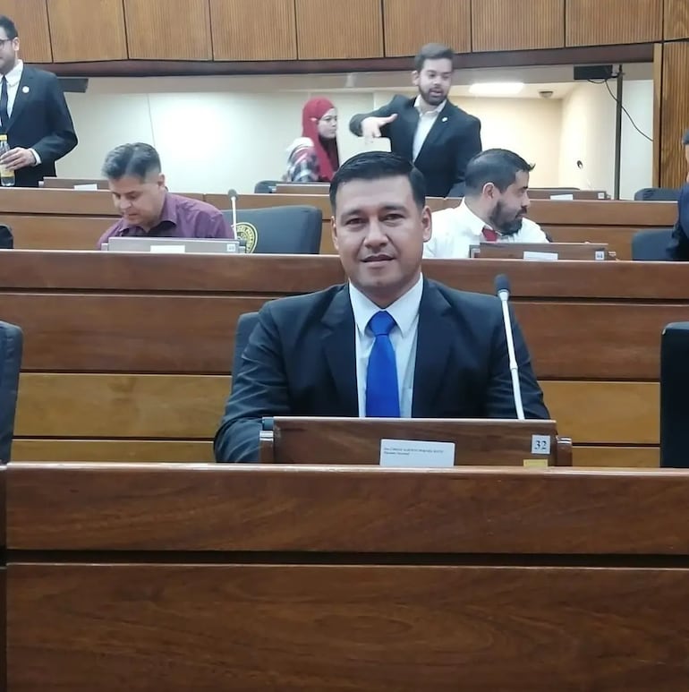 Héctor Capdevila, de la Lista 3 – Nuevo Liberalismo, fue electo candidato a intendente de Arroyos y Esteros tras obtener 1.184 votos (97,69 %) en las internas liberales.