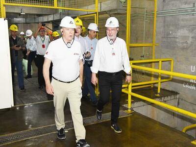 El príncipe Alberto II de Mónaco (i) y el director general de Itaipú Binacional, Justo Zacarías, durante un recorrido por las instalaciones de la central hidroeléctrica de Itaipú este martes, en Hernandarias (Paraguay). 