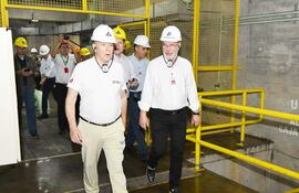 El príncipe Alberto II de Mónaco (i) y el director general de Itaipú Binacional, Justo Zacarías, durante un recorrido por las instalaciones de la central hidroeléctrica de Itaipú este martes, en Hernandarias (Paraguay).