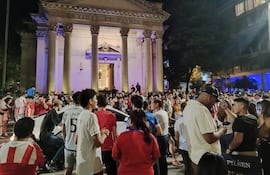 Fiesta albirroja en el microcentro de Asunción.