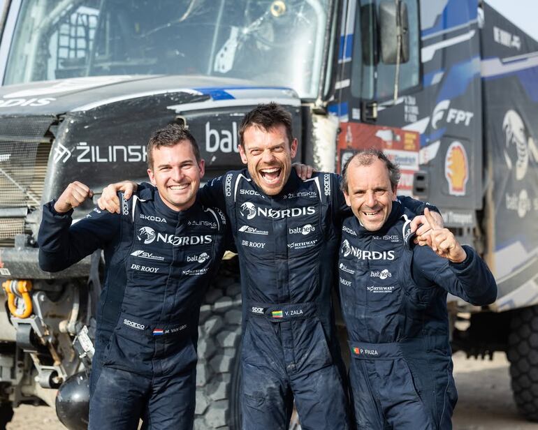 Vaidotas Zala (centro), Max van Grol (izquierda) y Paulo Fiuza celebran el triunfo frente a  su Iveco.