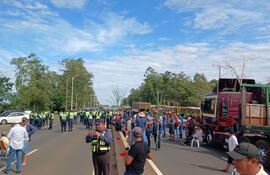 Cañicultores se encuentran apostados al costado de la Ruta Py 02, zona del distrito de Nueva Londres.