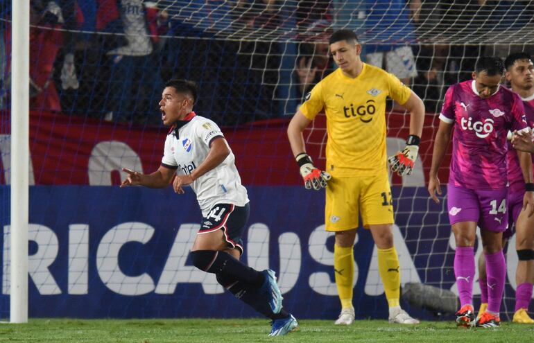 Leandro Lozano  festeja su gol. La expresión corporal de Rodrigo Morínigo y Luis Cardozo refleja la mala noche liberteña.  AFP