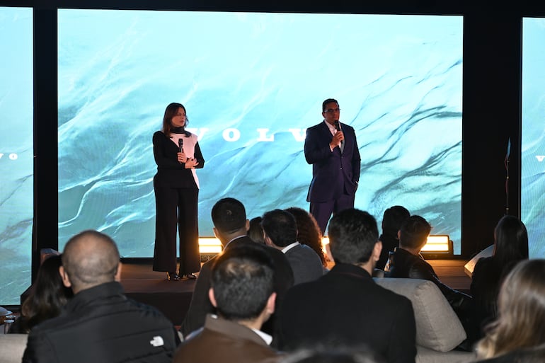 Mirella Cambrea y André Pina, representantes de Volvo América Latina, presentaron los avances de la marca.