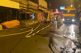 Incendio de mediana magnitud afectó depósito de celulares sobre Pettirossi.