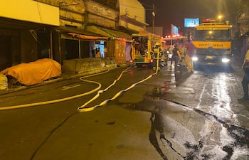 Incendio de mediana magnitud afectó depósito de celulares sobre Pettirossi.