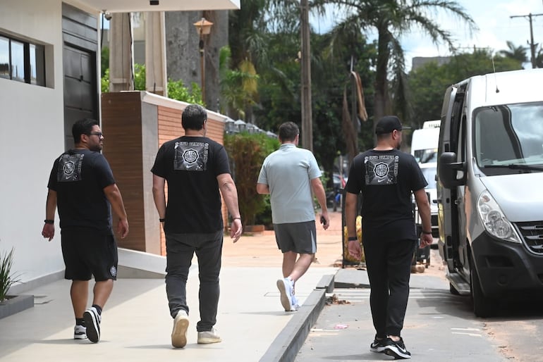 Integrantes del cuerpo técnico de Pablo Sánchez y parte de la comisión directiva de Olimpia dejan el hotel de concentración del plantel en Pedro Juan Caballero en la previa del partido ante 2 de Mayo por la segunda fecha del torneo Apertura 2026 de la Primera División de Paraguay.