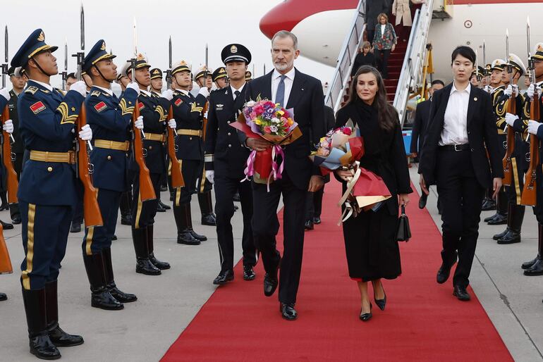 El rey Felipe VI y la reina Letizia fueron recibidos con honores a su llegada a China. (EFE/ Chema Moya)
