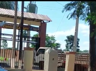 Una de las fotografías que muestran cuando un camión ingresa al campamento "Camino a Damasco" para retirar equipos de aire acondicionados y otros del cual se les responsabilizan a los militares procesados