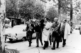 Edgar Morin (de gafas y gabardina, el último a la derecha) caminando por París con Michel Brault, Régis Debray y Jean-Pierre Sergent en "Chronique d'un été" (1961), manifiesto del cinéma verité.