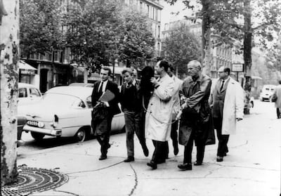 Edgar Morin (de gafas y gabardina, el último a la derecha) caminando por París con Michel Brault, Régis Debray y Jean-Pierre Sergent en "Chronique d'un été" (1961), manifiesto del cinéma verité.