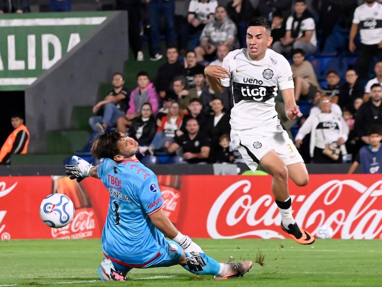 El paraguayo Juan Espínola, arquero de Barracas, disputa el balón durante el partido frente a Olimpia por la fecha 2 del Grupo G de la Copa Sudamericana 2026 en el estadio Defensores del Chaco, en Asunción, Paraguay.