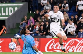 El paraguayo Juan Espínola, arquero de Barracas, disputa el balón durante el partido frente a Olimpia por la fecha 2 del Grupo G de la Copa Sudamericana 2026 en el estadio Defensores del Chaco, en Asunción, Paraguay.