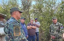 Fuerzas de seguridad con Valmir Brum, padre de Almir, joven secuestrado por el EPP en Caaguazú.