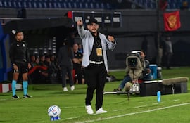 El entrenador de Recoleta FC, Jorge González Frutos brinda indicaciones a sus dirigidos, en el duelo ante Deportivo Cuenca de Ecuador, por la Copa Sudamericana.