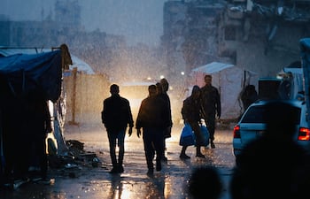 Palestinos caminan bajo la lluvia en la Ciudad de Gaza, el pasado 15 de diciembre.