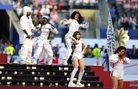 La cantante tailandesa Lisa (2-D) y la cantante nigeriana Rema (I) actúan durante el espectáculo previo al partido de la fase de grupos de la Copa Mundial de la FIFA 2026 entre Estados Unidos y Paraguay, en Los Ángeles, California, EE. UU., el 12 de junio de 2026.