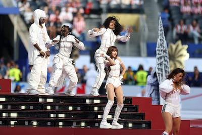 La cantante tailandesa Lisa (2-D) y la cantante nigeriana Rema (I) actúan durante el espectáculo previo al partido de la fase de grupos de la Copa Mundial de la FIFA 2026 entre Estados Unidos y Paraguay, en Los Ángeles, California, EE. UU., el 12 de junio de 2026.
