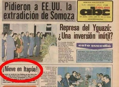 Portada de ABC Color con titular sobre aguanieve en Itapúa y extradicción de Somoza, rodeada de gente formal.