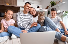 Familia con gato.