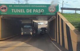 Camión de gran porte ingresó a túnel para automóviles livianos en Juan Eulogio Estigarribia, Caaguazú. En un momento pareció que quedó trancado, pero finalmente logró salir, solo causando daños a su vehículo.