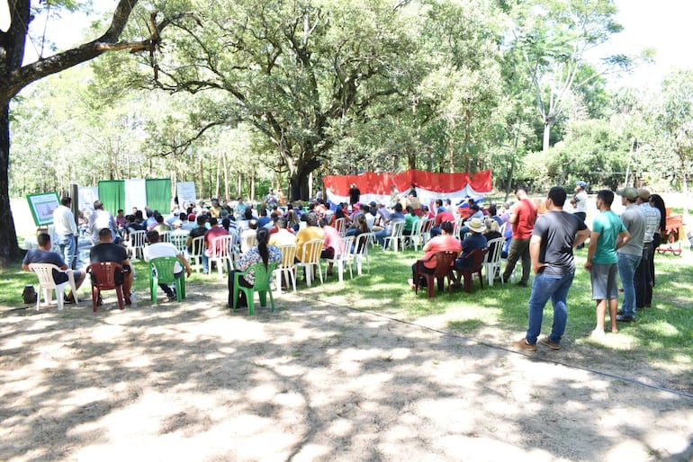 Reunión de Productores de la Colonia Blas Garay de Coronel Oviedo en la reunión de intención de siembra de tomates.