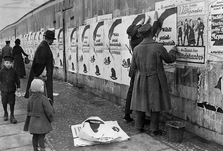 Pegando carteles electorales del SPD, Berlín, enero de 1919.