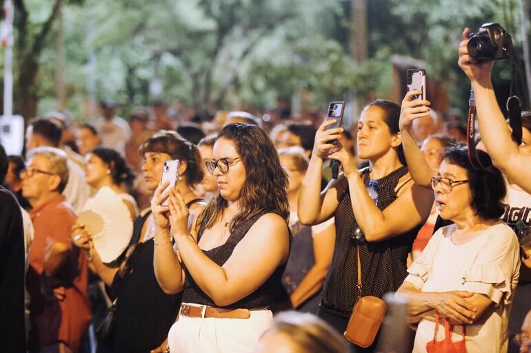 Muchas personas participaron del concierto conmemorativo de 36 años del retorno a la democracia.
