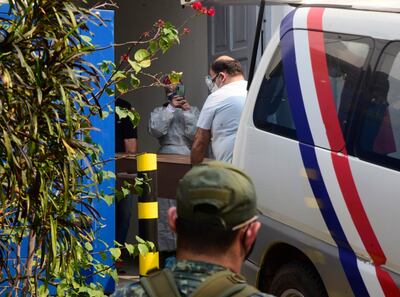 Momento en el que la camioneta de una funeraria deposita los ataúdes con los restos de las niñas fallecidas en la sede de la Morgue Judicial del Ministerio Público.