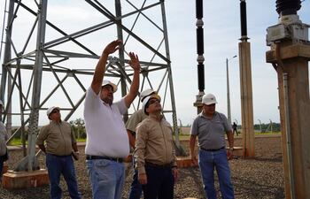 Inspección del presidente de la ANDE, Félix Sosa, y su equipo técnico, a la Subestación Yguazú.