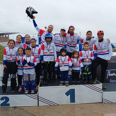 Los flamantes campeones del ciclismo BMX en el COP.