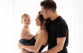 ¡Una postal llena de amor! Gaspar Servio y Flor Tomeo con Baltazar en brazos y Milán a bordo.