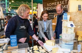 Kate Middleton y William de Inglaterra observan quesos durante una visita al mercado de Borough en Londres.
(Arthur Edwards / POOL / AFP)