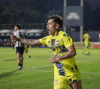 El atacante argentino, Brian Andrada (27 años), festeja el segundo tanto auriazul. (Foto: Sportivo Trinidense)