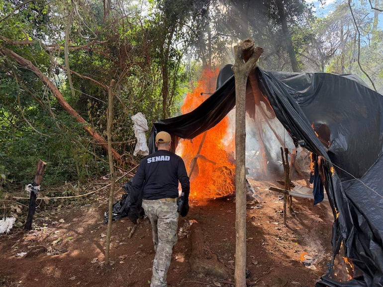 Las evidencias incautadas fueron incineradas en el inmueble allanado en la ciudad de Cerro Corá.