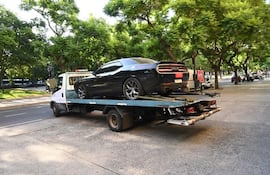 Dodge Challenger negro con chapa paraguaya decomisado en Buenos Aires, Argentina.