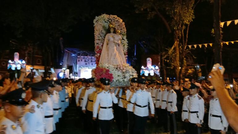 Al término de la celebración, se realizó la procesión de la Virgen Nuestra Señora del Rosario que estuvo resguardado con un cordón humano formado por los cadetes de la Escuela de Policía Nacional José Eduvigis Díaz.