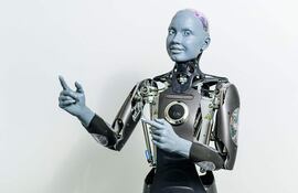 Ameca, el robot humanoide "más avanzado del mundo", ya se puede ver en eventos públicos y visitas escolares en Escocia, como parte de un proyecto para mejorar la comprensión y generar confianza entre humanos y robots.