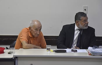 Manuel Crescencio Alcaraz (izq.), condenado a 20 años de cárcel por los hechos de tortura durante la dictadura stronista, junto a su defensor.