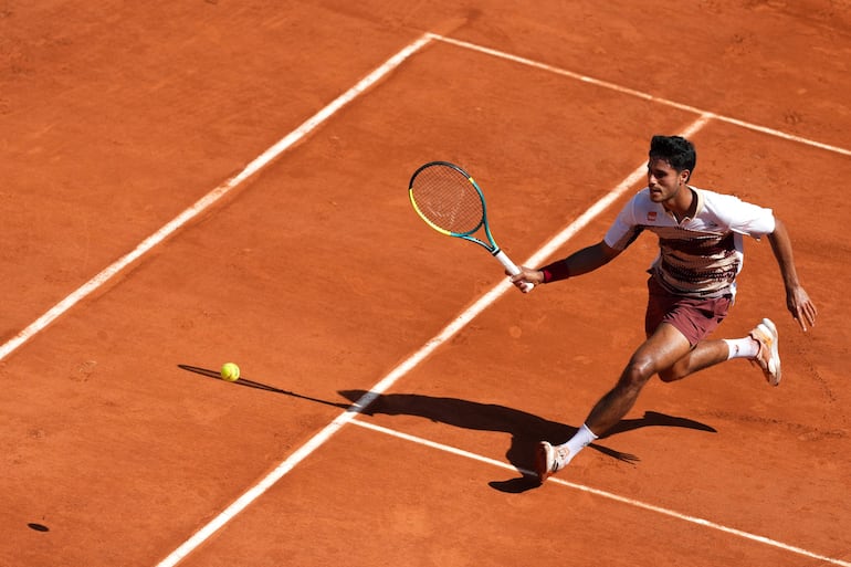 El tenista paraguayo Adolfo Daniel Vallejo en el partido frente a Moïse Kouamé por la segunda ronda del Roland Garros.
